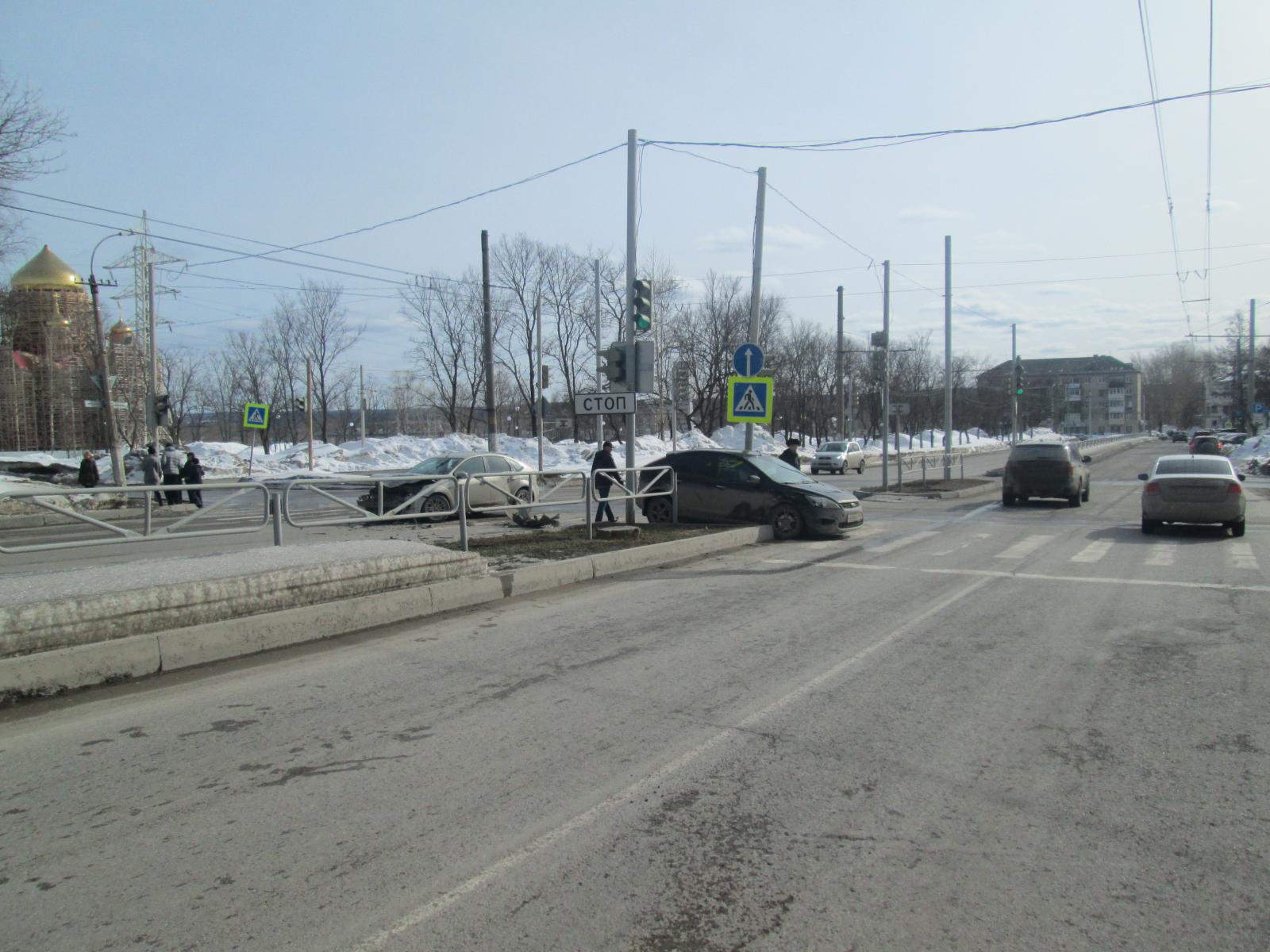 Двое раненых: в Березниках иномарка проехала на красный сигнал светофора