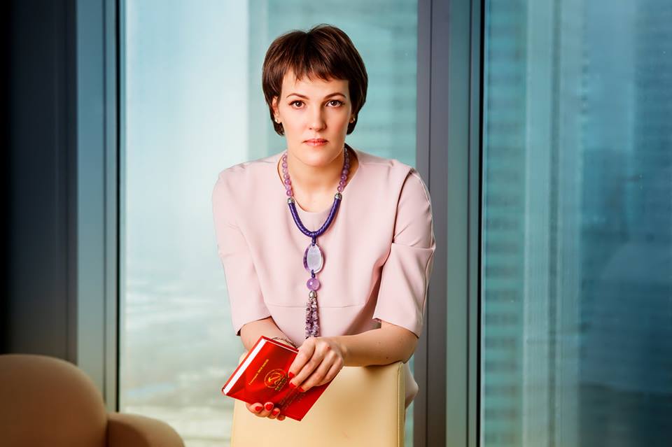 По сценарию