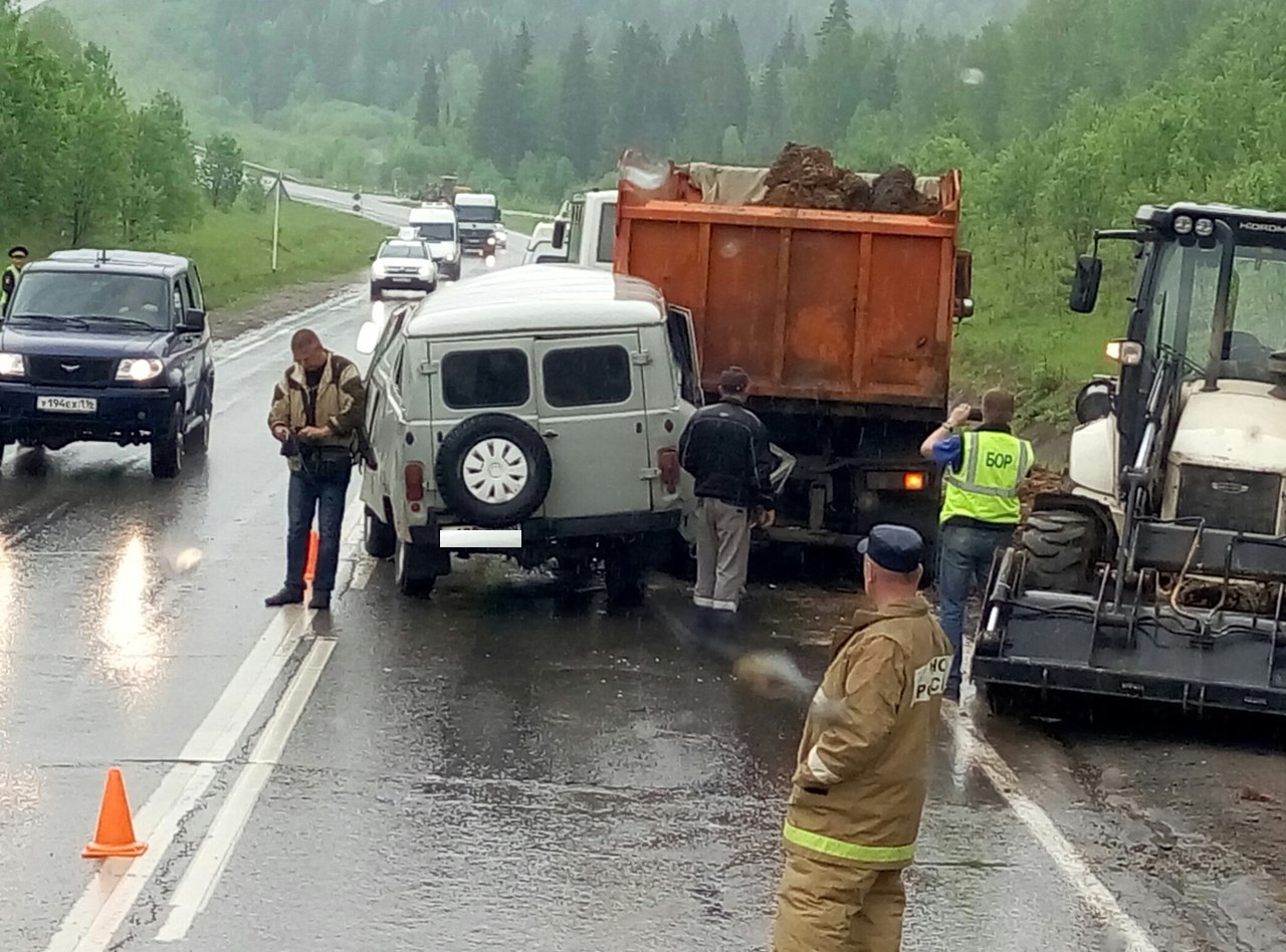 В Пермском крае в ДТП самосвал раздавил микроавтобус УАЗ