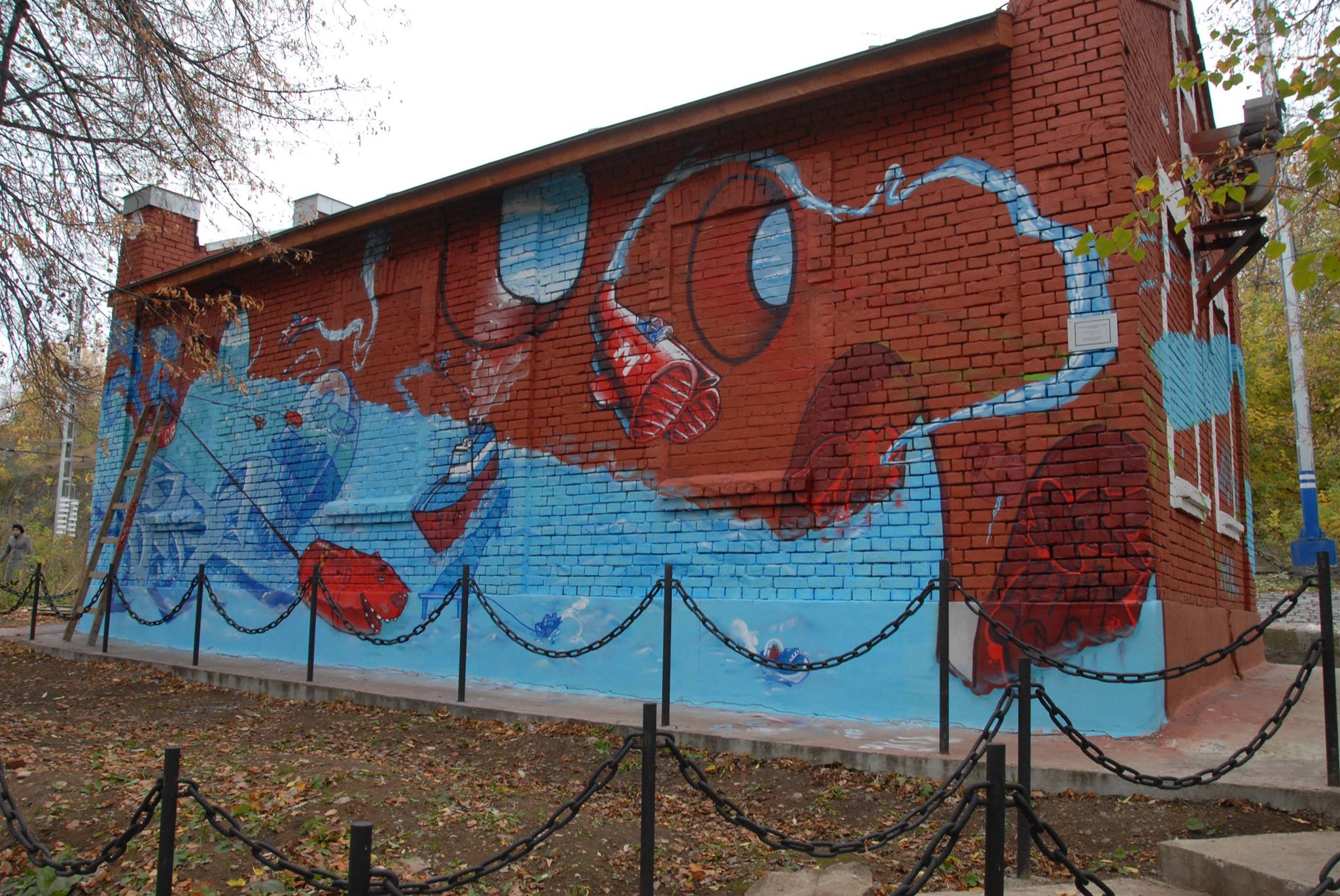 Пермский уличный художник создает новое граффити на набережной