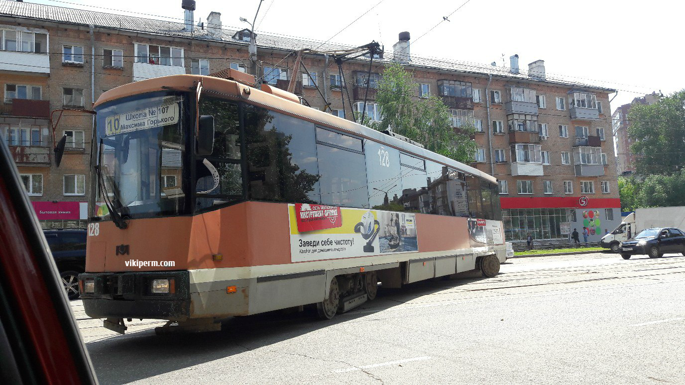 В Перми с рельсов сошел трамвай №10