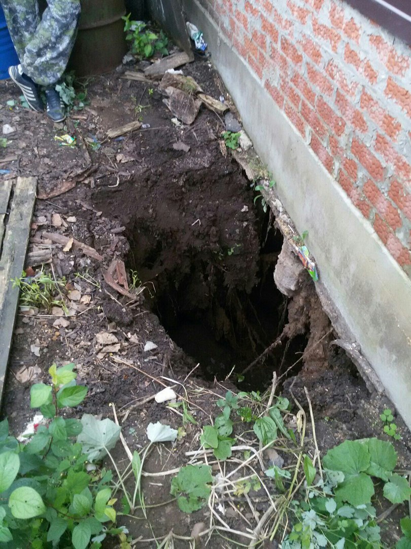 В Кунгуре около жилого дома образовался двухметровый провал земли