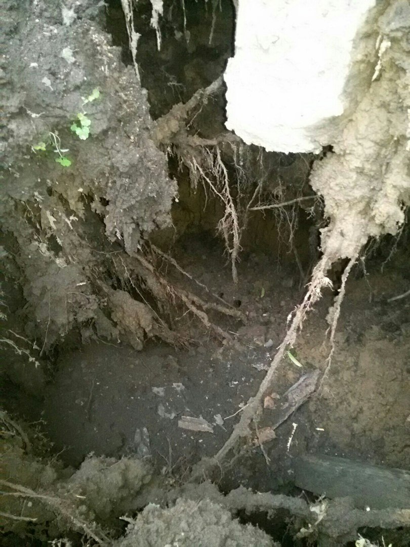 В Кунгуре около жилого дома образовался двухметровый провал земли