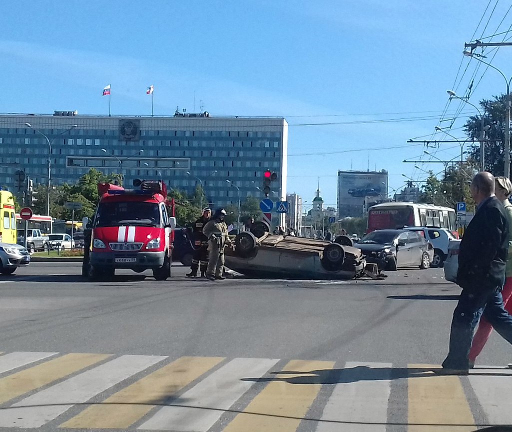 В Перми на перекрестке улиц Ленина и Попова перевернулся автомобиль