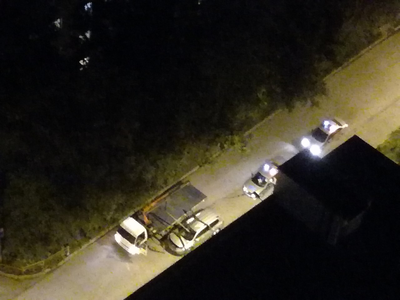 В Перми часть эвакуатора рухнула на неправильно припаркованный автомобиль