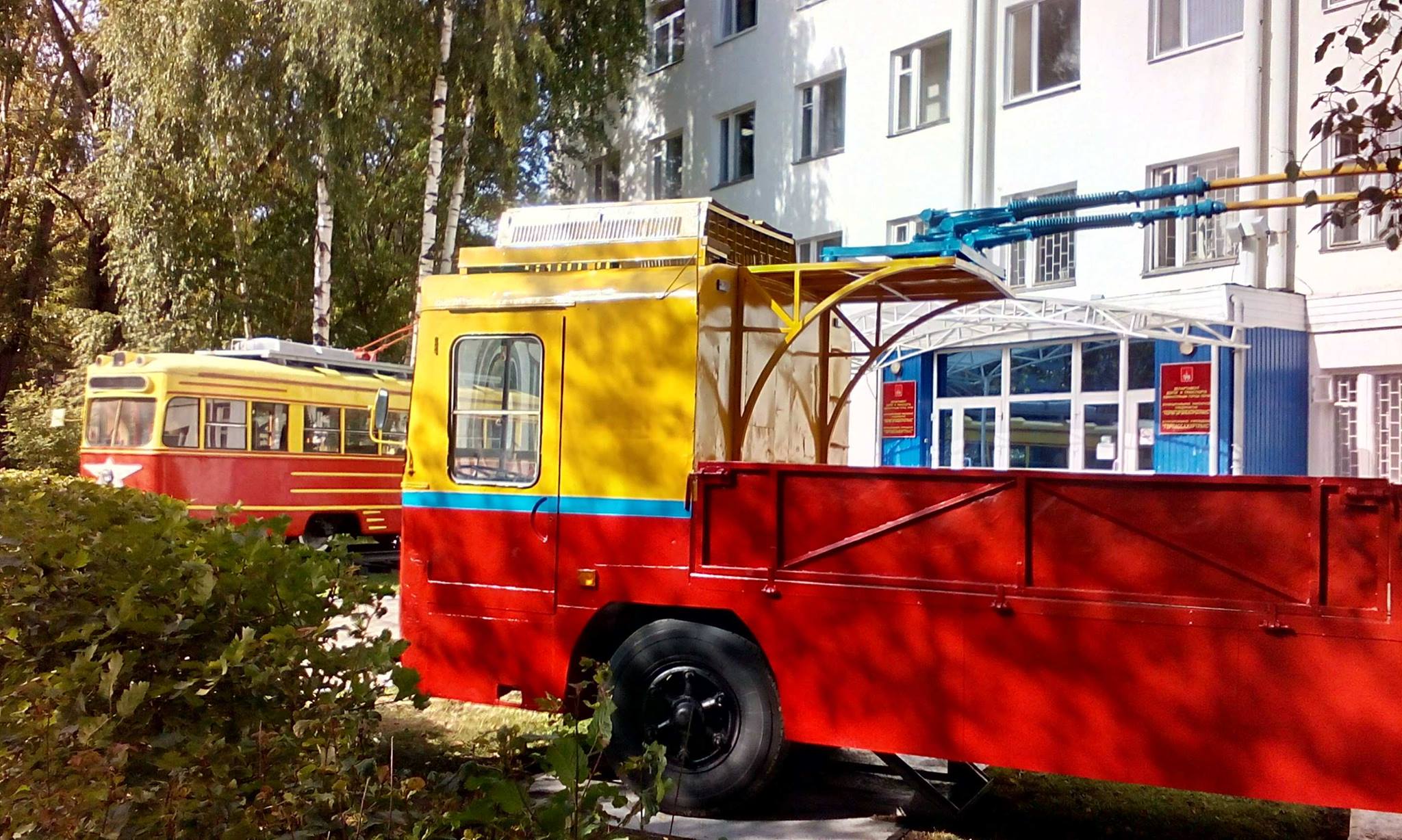 В Перми появился памятник троллейбусу