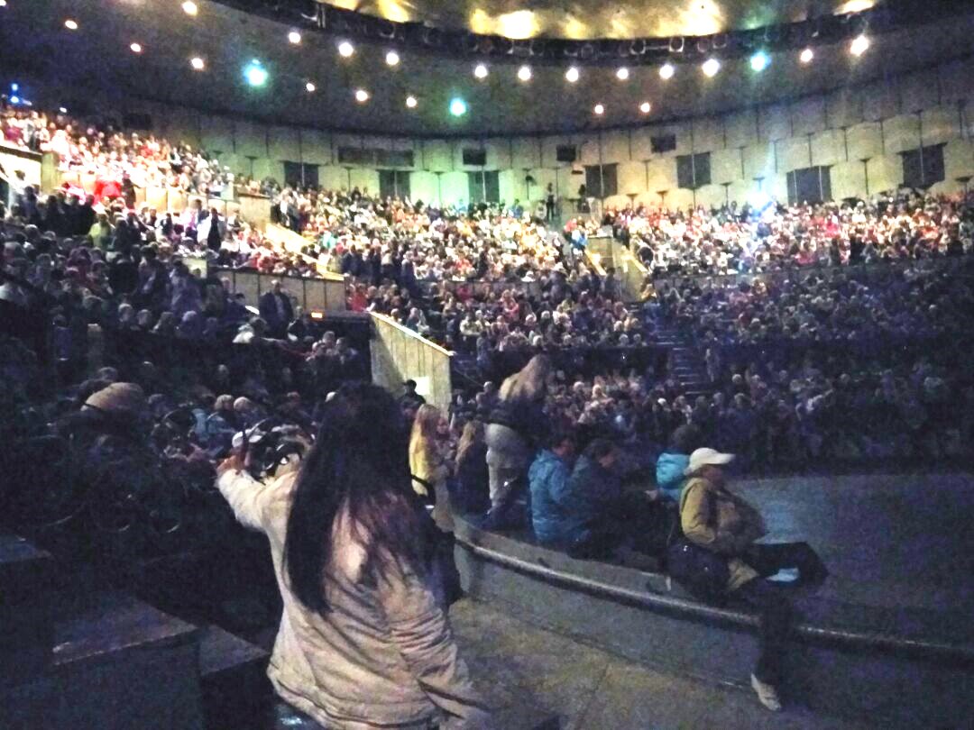 В пермский цирк выстроилась огромная очередь на кино по бесплатным билетам