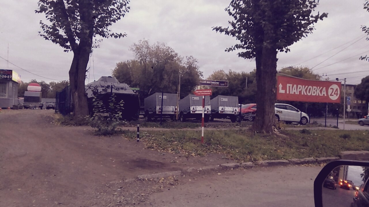 На одной из пермских автостоянок припарковался БТР