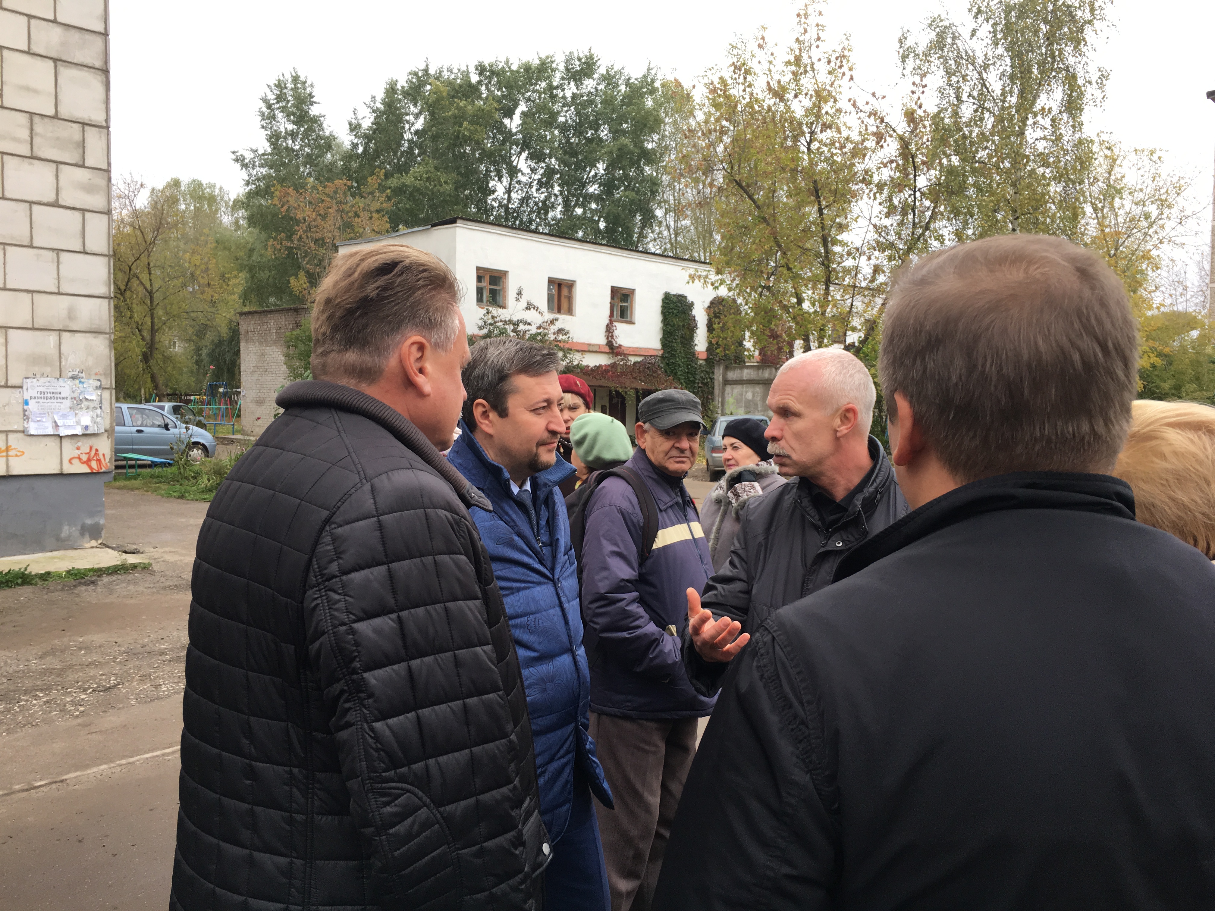 Комиссия проверила жалобы жителей Краснокамска на качество благоустройства придворовой территории