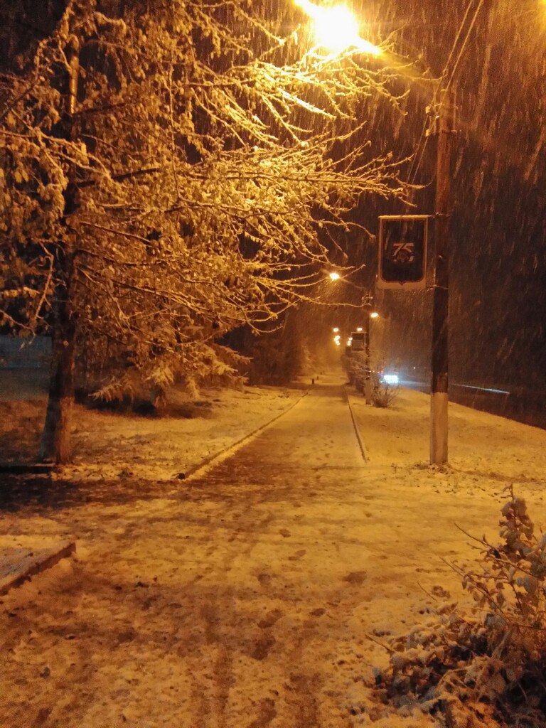 Снегопад в барнауле фото. Москва снегопад ночь. Красноярск ночь снег. Когда выпал снег в якутске. Снегопад в москве.