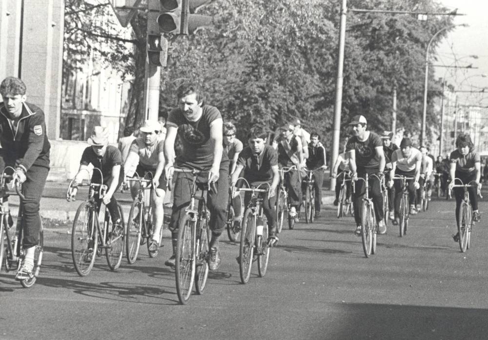 Участники велопробега Пермь - Курган - Пермь, посвященного 70-летию Великой Октябрьской Социалистической революции на улицах Кунгура