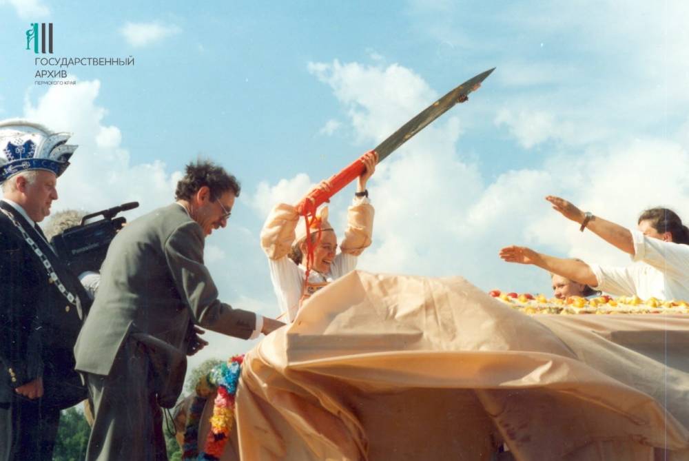 	Кришнаиты во время угощения пирогом мэра Перми Владимира Филя в День города, 1990-е годы