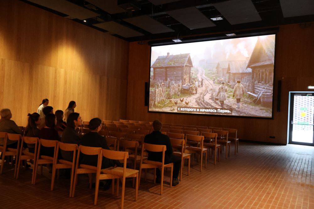 Лекционный зал с большим экраном