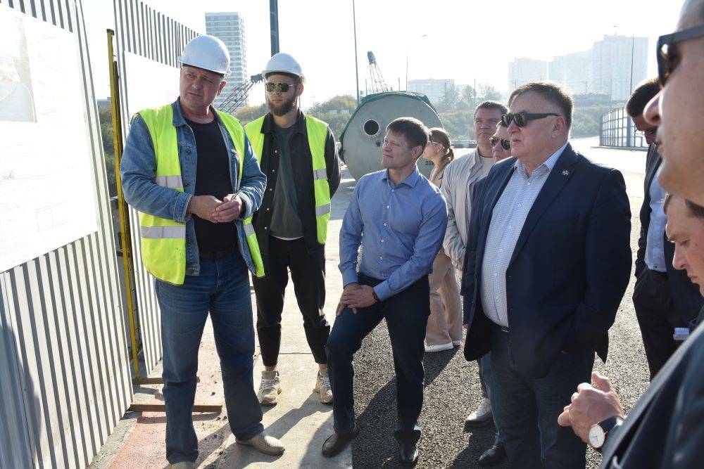 Депутаты на стройплощадке путепровода по ул. Строителей