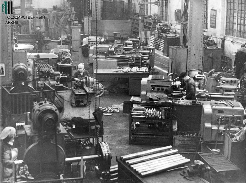 Общий вид одного из цехов паровозоремонтного завода им. А.А. Шпагина, 10 января 1972 года