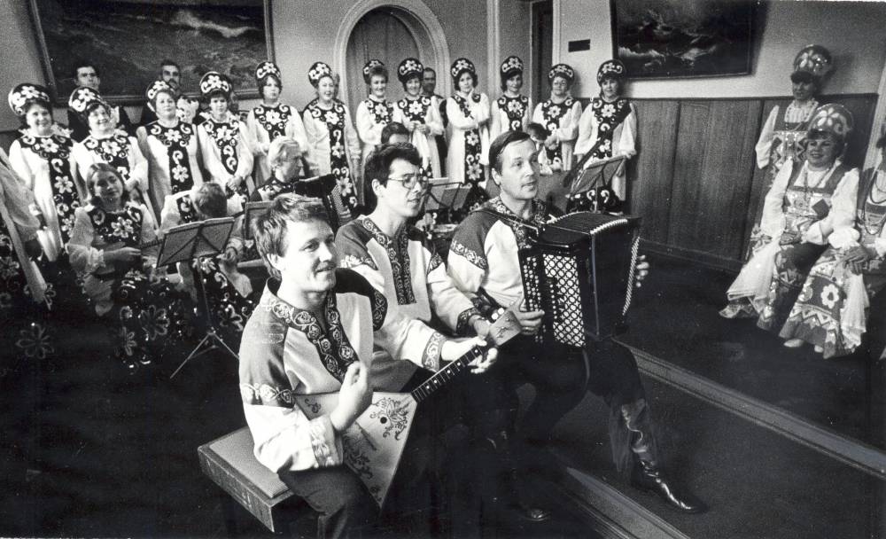 Выступление оркестра народных инструментов ДК им.Горького на городском празднике посвященном 70-летию Октября. 1987 год