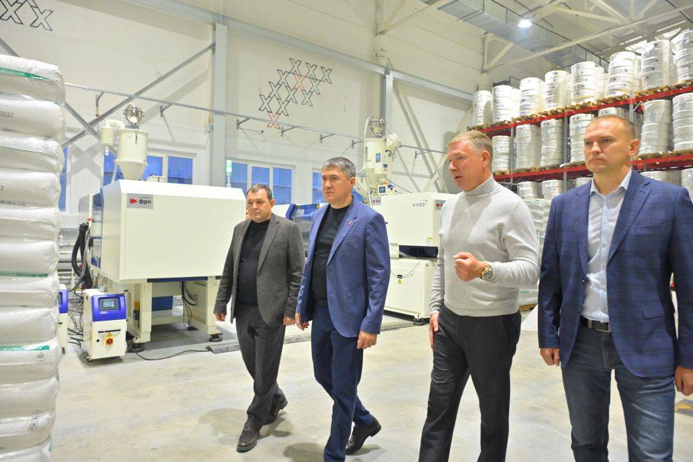 На ООО «Хайпекс» : Павел Черепанов, советник губернатора Пермского края, Дмитрий Махонин, губернатор Пермского края, Алексей Раев, председатель Совета директоров СГ «Развитие», Николай Булатов, председатель наблюдательного совета СГ «Развитие»