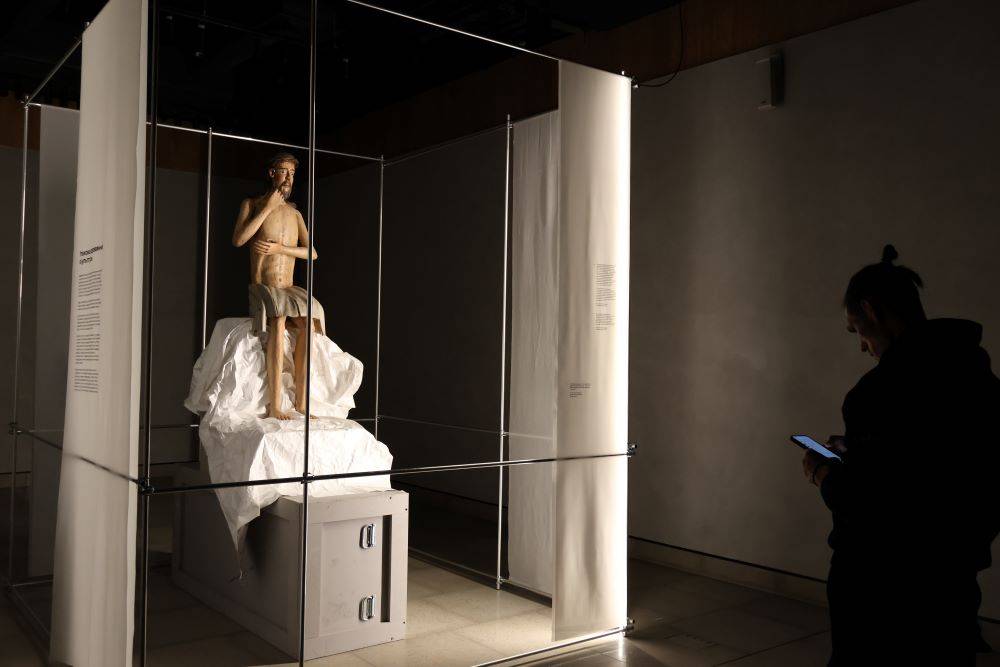 Кусочек проекта «Первый экспонат — новое здание» (0+), который отражает процесс переезда галереи, упаковки экспонатов и другие детали