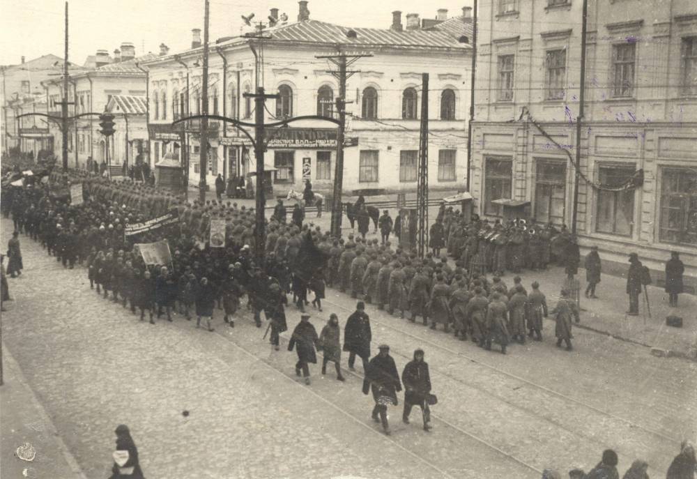 Колонна красноармейцев и трудящихся во время демонстрации, посвященной 15-й годовщине Октября. 1932 год