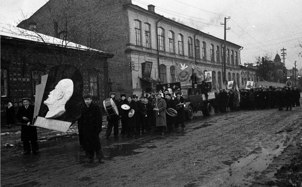 Демонстрация трудящихся Перми в честь 37-й годовщины Великого Октября. 1954 год