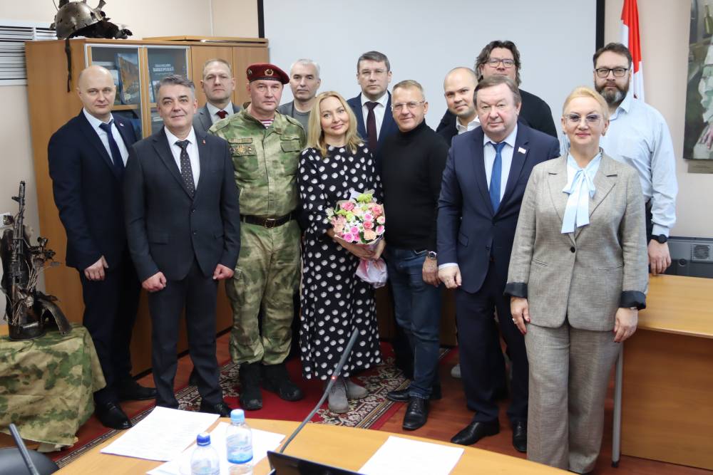Открытие первой экспозиции Года защитника Отечества в краевом парламенте