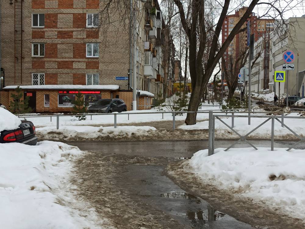 В краевом МЧС предупреждают жителей о сходе снега и льда с крыш домов 