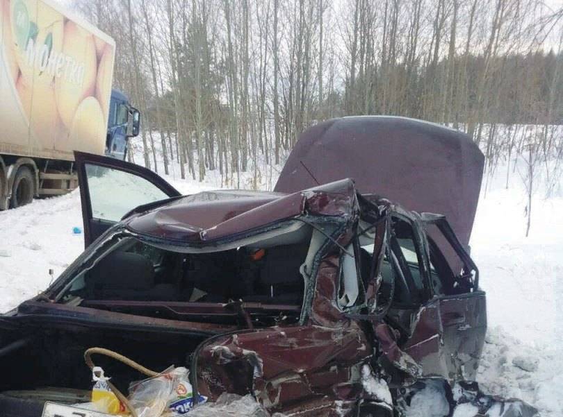 Погибла женщина-водитель: на трассе под Пермью столкнулись фура и «легковушка»