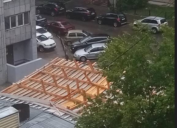 ​«Снесло крыши, образовались пробки»: из-за сильного урагана затопило центр Перми 