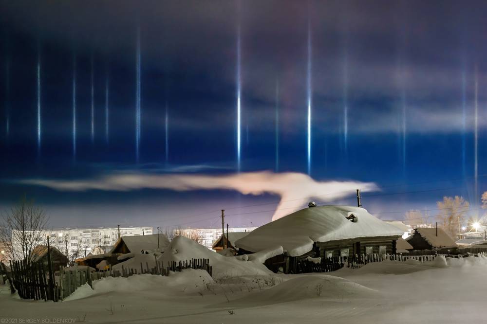 ​Жители Пермского края в выходные наблюдали атмосферное явление — световые столбы