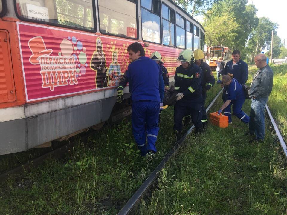 Пожилой мужчина попал под трамвай в Перми