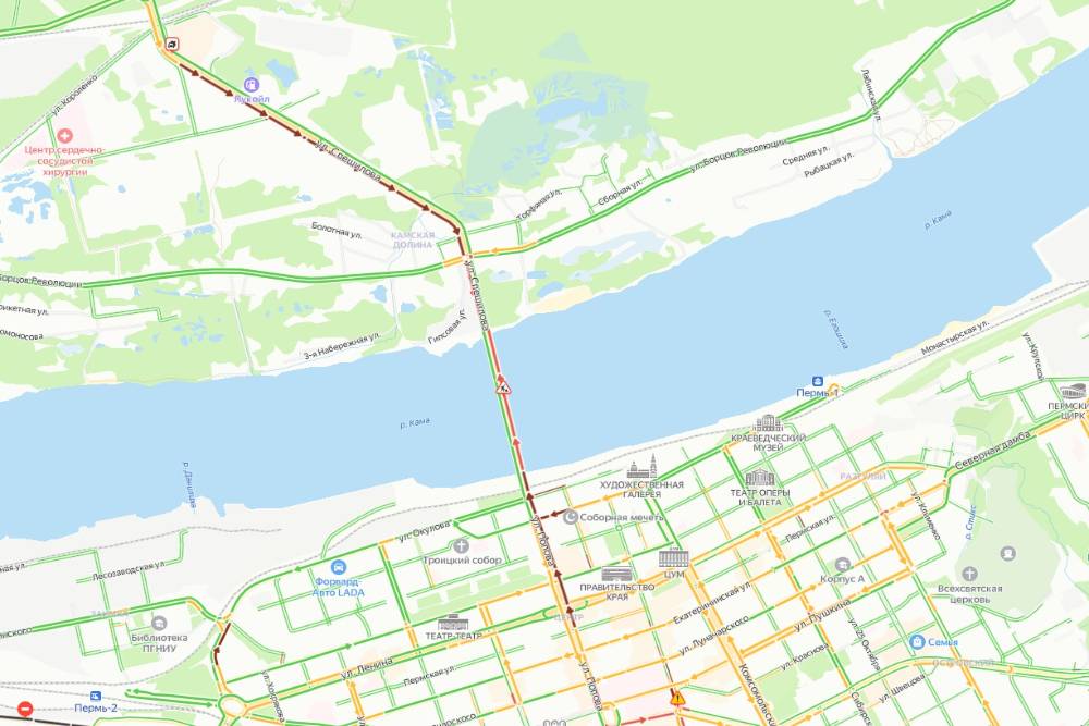 В Перми на Коммунальном мосту вновь возник масштабный транспортный затор