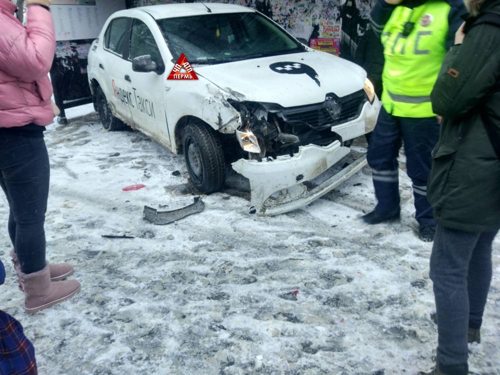 В Перми такси врезалось в остановку и сбило трех человек