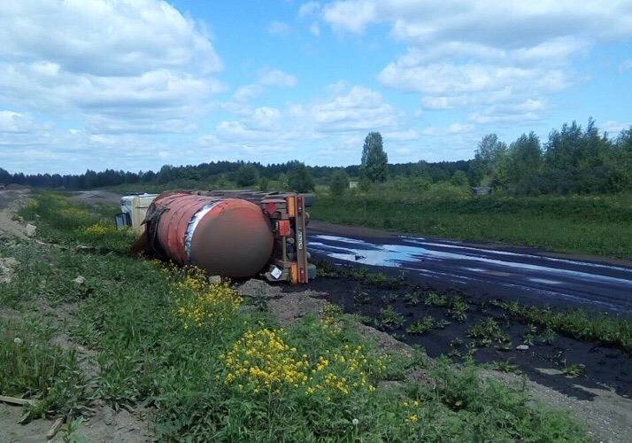 В Пермском крае перевернулся грузовик, перевозивший нефть 