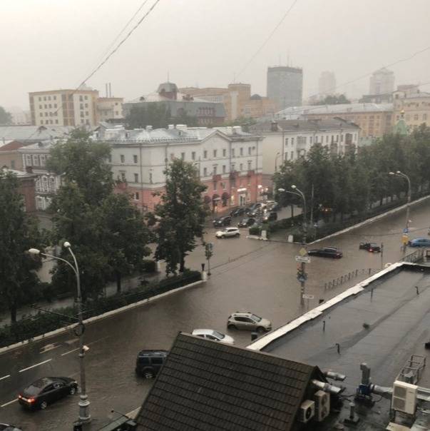 Центральные улицы Перми затопило после сильного ливня 