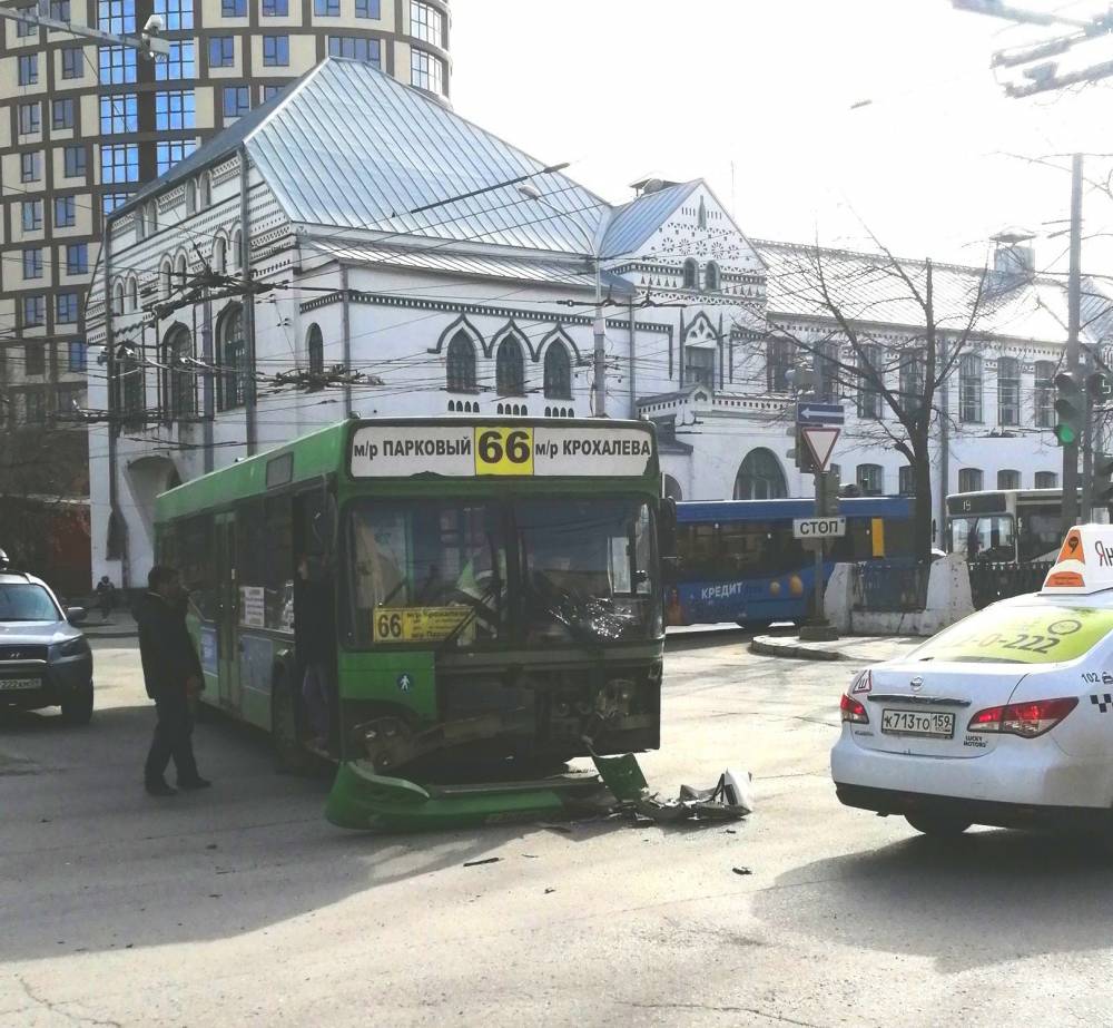 ​В центре Перми произошло ДТП с автобусом и легковушкой