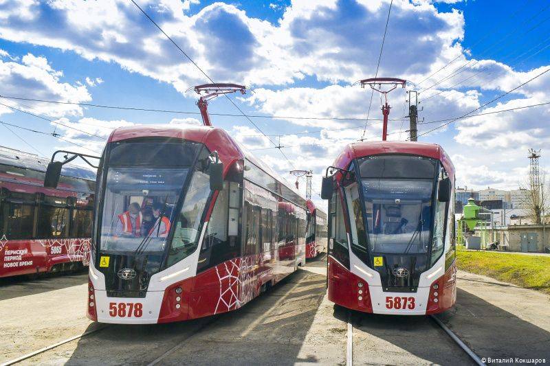 Дмитрий Махонин осмотрел новые трамваи «Львенок», которые прибыли в Пермь