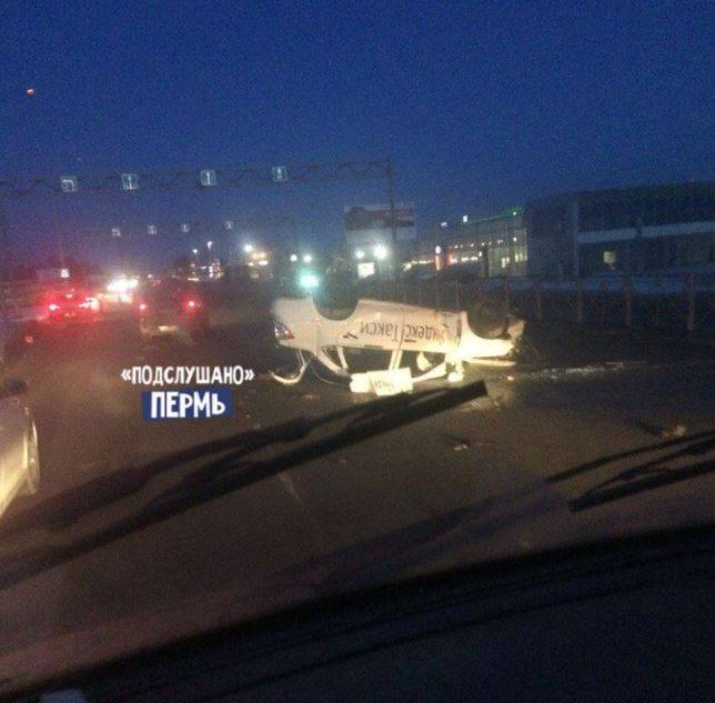 В Перми перевернулся автомобиль такси