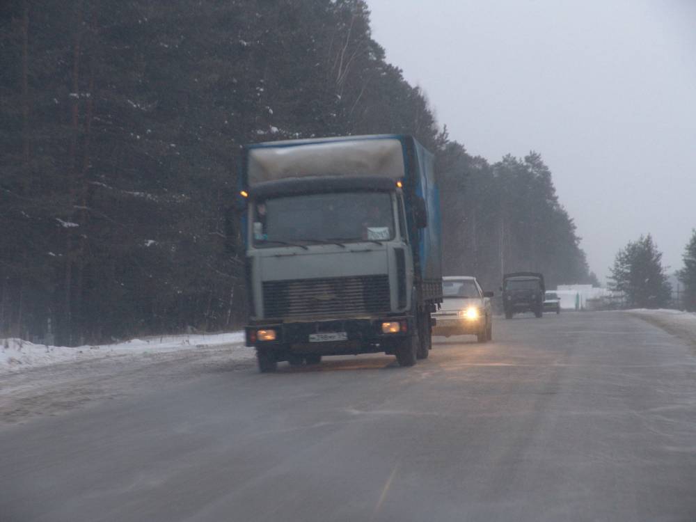 В Пермском крае из-за снегопадов временно ограничили движение грузовиков