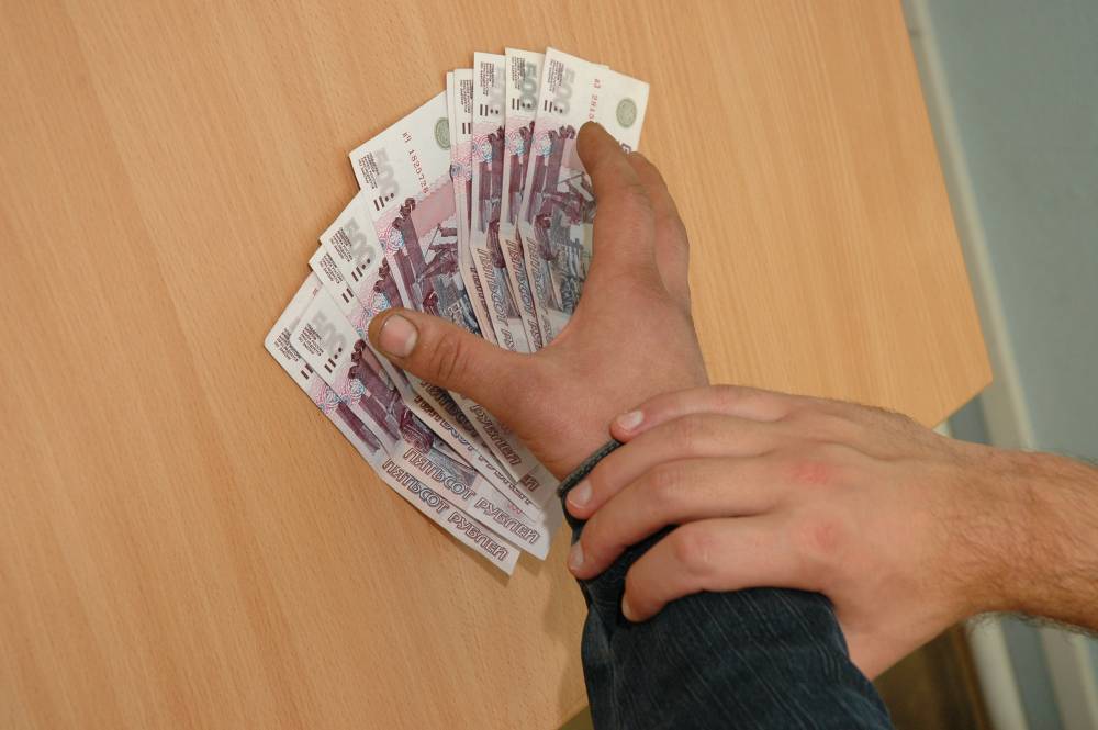 Сотрудники пермской подрядной организации задержаны при передаче крупной взятки