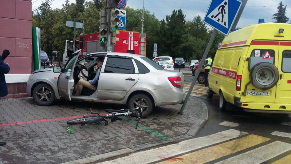 В Перми около городской администрации автомобиль сбил велосипедистку