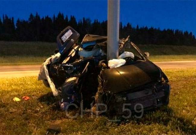 В Перми автомобиль врезался в столб, погибло три человека