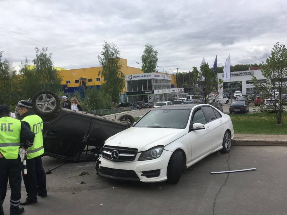 В Перми автомобиль «Рено» перевернулся на крышу от столкновения с «Мерседесом»
