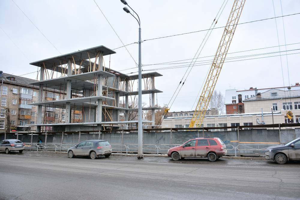 ​В Перми вновь выставлено на продажу недостроенное здание рядом со школой № 6 и храмом