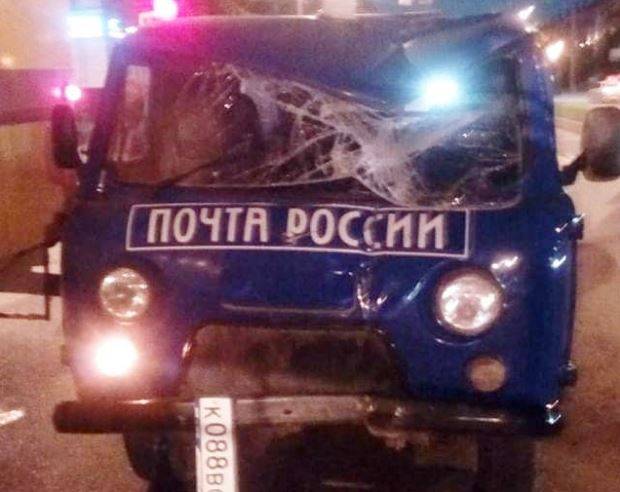 Соцсети: в Перми машина «Почты России» разбилась из-за контактной сети троллейбуса