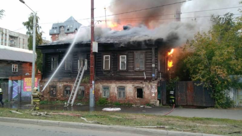 В Перми загорелся деревянный дом возле Центрального рынка