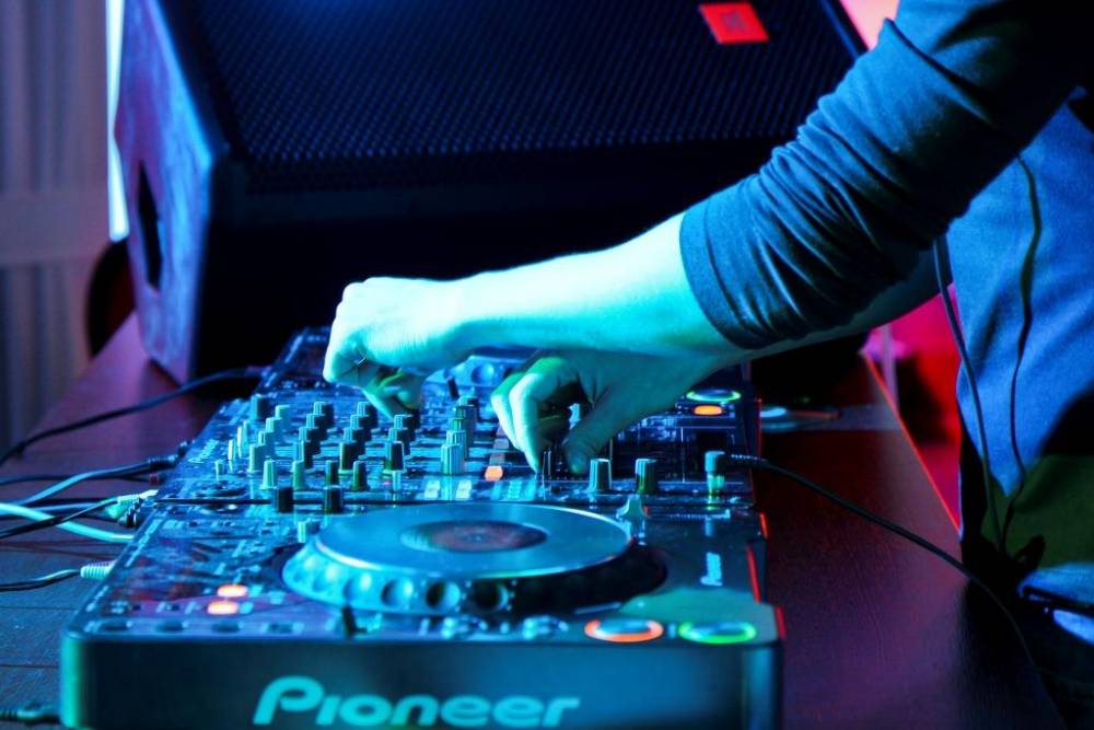 Эй, диджей! DJ POPOFF — о ЧП с DJ Smash и о том, как продавать треки крупным лейблам 