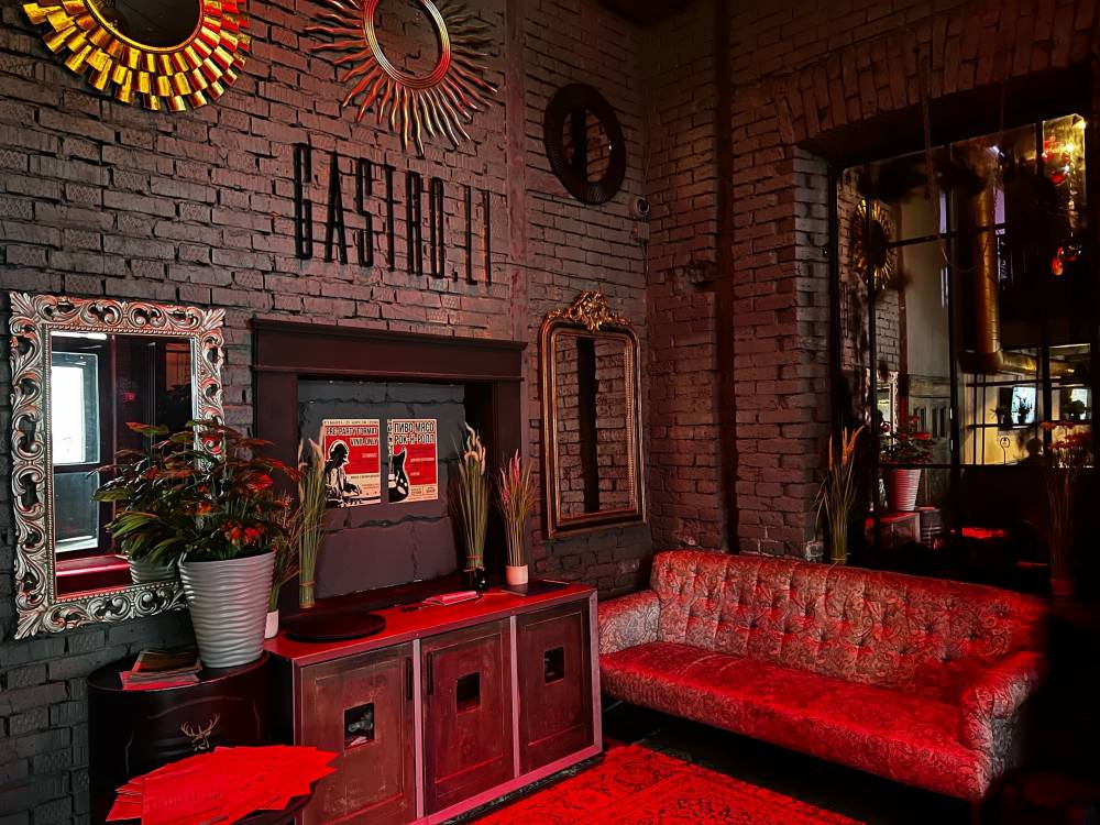 ​В центре Перми открылся гастробар, где проходят стендап-выступления комиков и концерты 