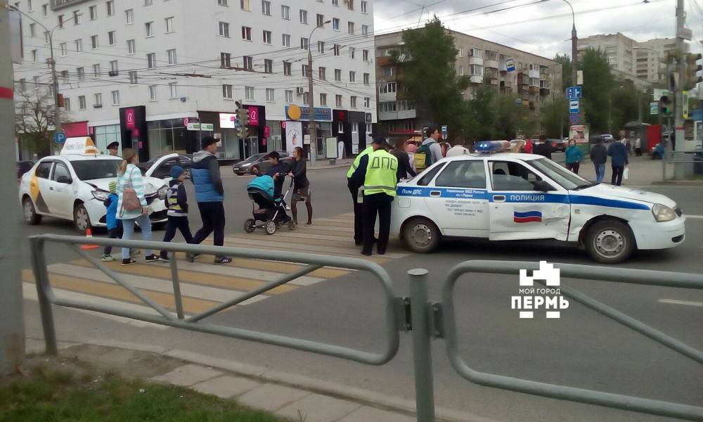 В центре Перми столкнулись такси и машина ДПС