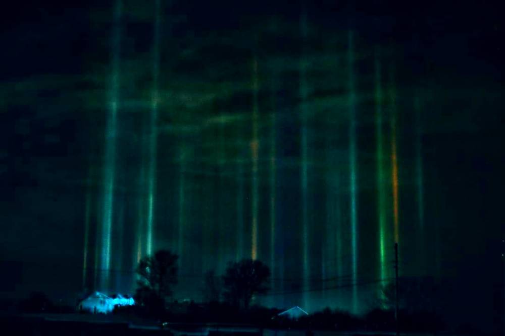 Жители Пермского края увидели в небе и запечатлели световые столбы