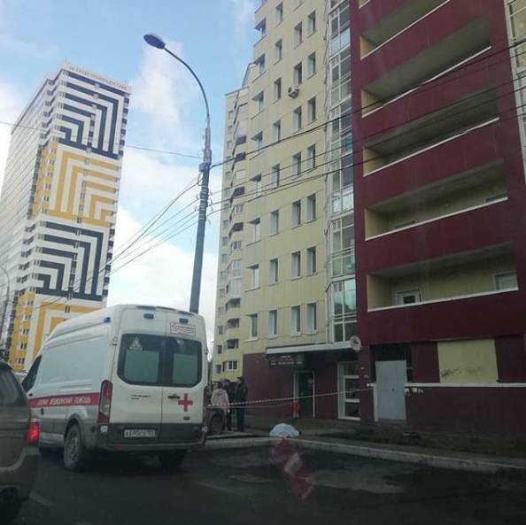 В Закамске из окна многоэтажки выпала женщина и разбилась